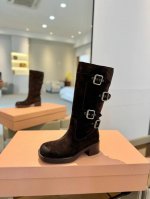 价格： Miu Miu 2024 走秀款 马丁骑士靴 秋冬最美战靴鞋头大大翘翘是精髓。 妥妥断货节奏每一双都是独一无二不对寸的拉丝做旧复古效果 ，酷飒酷飒的延续