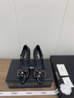 chanel 小香24 k 走秀款 高跟 秋款 单鞋 初秋系列 烤漆珍珠 跟 单鞋 超级无敌美且增高的一双初秋高跟鞋，皮质更年轻时髦些。上脚对女生太友好，妥妥的
