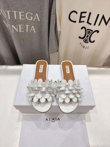 高版本出厂 独家新品 Alaia 阿莱亚25Ss 走秀款手工穿花平底拖鞋 最近超火的一款平底拖鞋 章小蕙同款 甜酷芭蕾风 人气超高的一款平底拖鞋，浪漫又迷人 舒