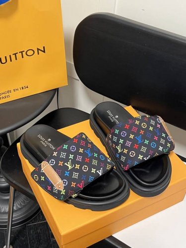 橙子出厂价p louis Vuitton 路易威登 Lv新配色 休闲魔术贴拖鞋 平底凉拖 情侣款 pool pillow Comfort 必入系列 魔术贴高级慵