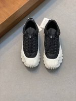 Moncler 蒙口 全新Trailgrip GTX鞋履出货 Moncler 带来了自家的原创鞋款Trailgrip，依然是户外机能造型。这款鞋的设计师大有来头