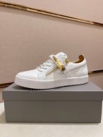 工厂价 Giuseppe Zanotti 朱塞佩 萨诺第，出身于著名的奢侈品王国意大利，品牌创始人是位不折不扣的潮人，牛皮鞋面，舒适牛皮内里。其设计的鞋子也是独