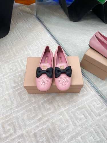 出厂 Miumiu春夏新品蝴蝶结配饰雕花冲孔平底乐福鞋单鞋拖鞋系列 即优雅又可爱 带弧形的小圆头 完美演绎赫本风 上脚可爱又减龄 配上袜子满满学院风 鞋面采用进