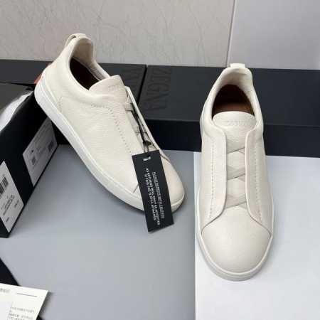 ermenegildo Zegna 杰尼亚 休闲运动鞋 这款 Triple Stitch 低帮运动鞋以柔软的鹿皮制成，为休闲鞋履注入精致格调。标志性三重交叉弹性 - 点击图像关闭