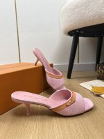 Louis Vuitton 路易威登 2025 l家2025春夏新品 专柜最新爆款彩虹老花小猫跟凉拖鞋系列 小红书力推爆款 优雅小猫跟 饰钉牛皮革带再添摩登风范