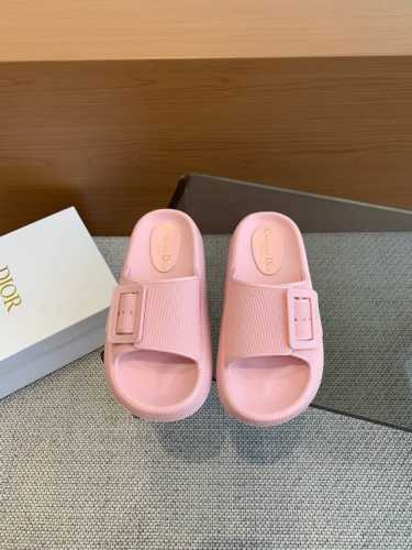 Dior 迪奥 2024ss 夏季新款 沙滩拖鞋 夏天到海边度假的最佳选择 这款最得意的设计就是垫脚磨砂面，区别于任何一款果冻鞋，碰水不会滑脚 下雨天或海边游玩