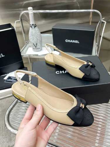 出厂价 CHANE* ｜小香24s春夏新品 米兰走秀款拼色蝴蝶结凉鞋 鞋面采用进口羊皮 特殊布料 内里垫脚均为丝绸羊皮 意大利进口牛皮大底 Size：35-39