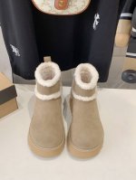 出厂价 厚底迷你5公分时尚雪地靴，不失违和感的大头鞋头，小香风的小羊羔卷毛配上加厚大底，时尚感妥妥的， 面料高丝光牛反绒，全羊毛里，发泡大底 颜色 栗色 羚羊棕