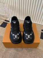 LV路易威登I discovery 最新情侣款鞋 vifgil到来之后而设计的这一系列 每一季度都深受众多粉丝的青睐，几何橡胶外底点明当季新意，侧面品牌logo