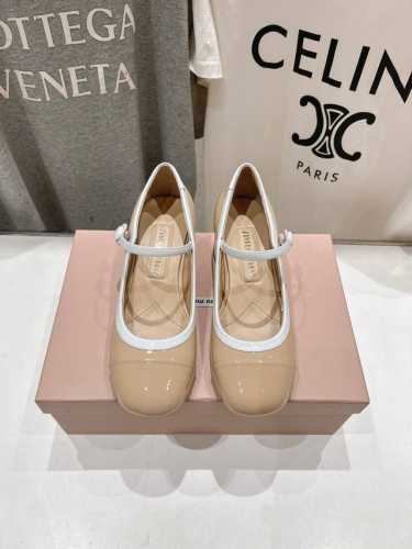 高版本出厂 MiuMiu 缪缪2025ss走秀限量款玛丽珍公主高跟鞋 玩味经典风格与复古灵感，塑就此款漆皮高跟鞋。结构式鞋跟释放怀旧气息，鞋跟处的标志性徽标展露