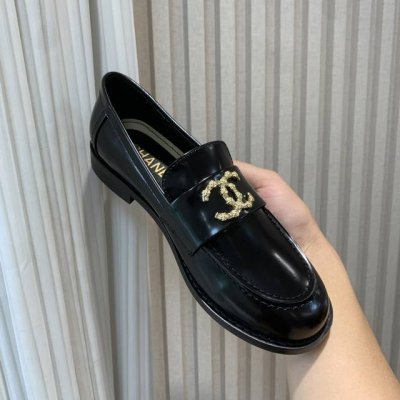 高版本乐福鞋Chane*｜小香2025官网香奈儿早春四季，系列新品乐福鞋满满的复古风 秀气的鞋型 看着就很讨喜，小方的鞋头 衬托脚也变得瘦瘦的，上脚给人就是一种