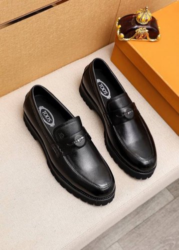 商品商标：Tods 托德斯 休闲皮鞋 正码码数: 39-44 38.45订制 商品材料：精选 头层小牛皮鞋面+经典五金扣，进口牛皮内里。强烈立体视觉效果，发泡大