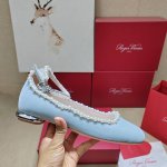 Roger Vivier 225 罗杰维维亚春夏新款芭蕾舞，一眼被惊艳到仙女们确定不拿下这款绝美后空凉鞋吗气场妥妥的安排上夏日搭配各种小裙子不要太美咧夏季还可以