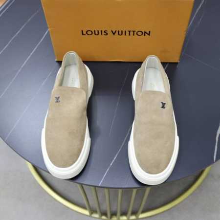出厂价： 品牌：Lv路易威登 标准码：38–44 45定制 等级：官网同款 材料：原版品牌防水面料 加厚羊皮内里 轻便柔软耐磨大底 款式类别：男士时尚休闲鞋 尊 - 点击图像关闭