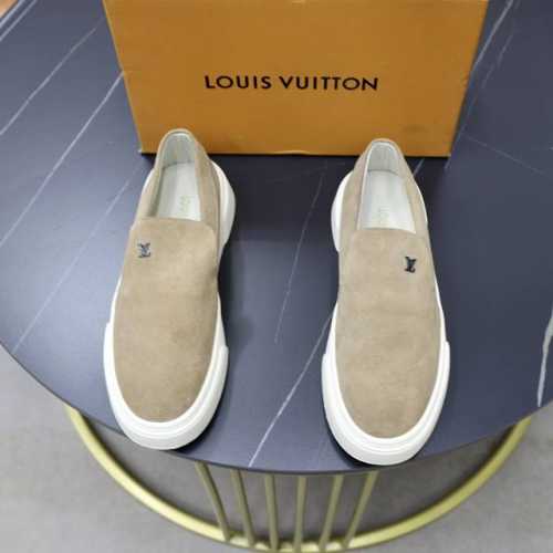出厂价： 品牌：Lv路易威登 标准码：38–44 45定制 等级：官网同款 材料：原版品牌防水面料 加厚羊皮内里 轻便柔软耐磨大底 款式类别：男士时尚休闲鞋 尊