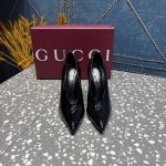 Gucci最新走秀款 此系列颜色鲜艳 尖头搭线条完美 又是古驰的爆款 是美女们的首选 面料 牛漆皮 内里 羊皮里 大底 真皮大底 跟高 10.5Cm 码数 35