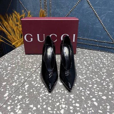 Gucci最新走秀款 此系列颜色鲜艳 尖头搭线条完美 又是古驰的爆款 是美女们的首选 面料 牛漆皮 内里 羊皮里 大底 真皮大底 跟高 10.5Cm 码数 35