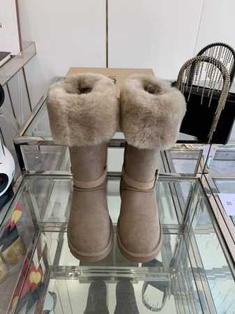 UGG 官网新款 千颂伊同款，大千系列，这双吸睛又舒适的翻领雪地机车骑士靴，可以说是风靡了整个时尚圈，设计上毋庸置疑，满满的高级感，动感时髦又不失风情，意大利进 - 点击图像关闭
