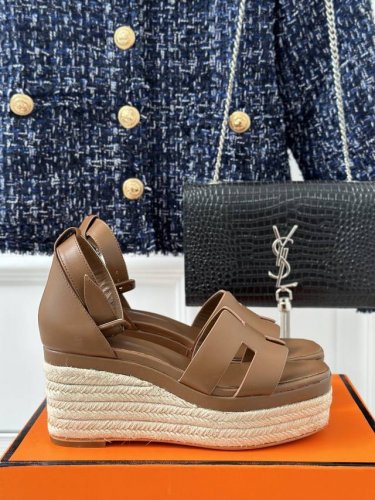 厂价 HermèS 爱马仕经典防水台H 坡跟厚底麻绳底凉鞋 极约复古的设计 浓厚的异域风情 时髦感十足、随便上脚都很有腔调 简简单单的款式随便搭配一下高级感就很