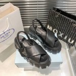出厂： prada 普拉达春夏新款 交叉魔术贴厚底凉鞋 颜色：黑色、白色 码数：35-40