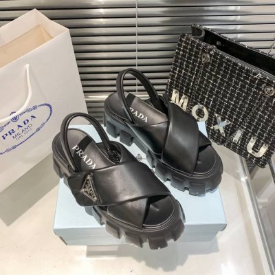 出厂： prada 普拉达春夏新款 交叉魔术贴厚底凉鞋 颜色：黑色、白色 码数：35-40