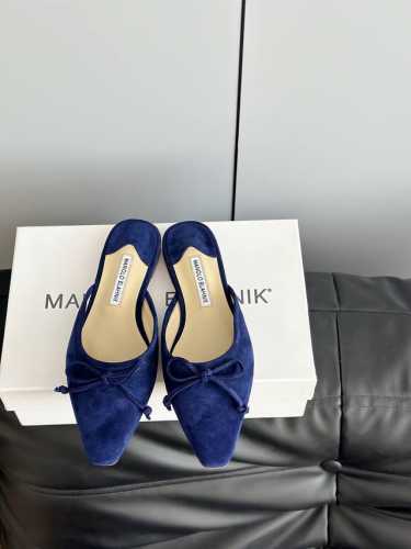 Manolo Blahnik Mb蝴蝶结穆勒拖鞋 Mb的颜色与材质众多，陆续跟上开发节奏 奢侈婚鞋，Mb一直是每个女生梦寐以求的美鞋 奥斯卡指定专用鞋履品牌，是