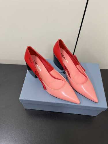 Prada 25ss 早春新款绝美尖头跟鞋 时尚界久违的极简之美经典时尚配色 毫不费力的优雅风来袭 时髦 精致 绝美 包头尖头 开边珠外穿时尚气质简约新款日常拖