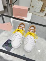 MiuMiu 缪缪 休闲小白鞋，美到心坎上啦！柔软的真皮材质，触感细腻，亲肤舒适。 独特的设计，时尚又百搭，无论是搭配牛仔裤还是裙子，都能轻松驾驭。 size：