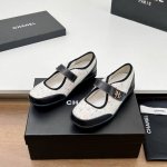 顶级版本 2025春夏新品 CHANEL 香奈儿 方头玛丽珍鞋、爱心魔术贴单鞋小香真好看呀～复古和时髦的结合体！这双上脚实在太美噜～侧面logo超级闪 拼黑色鞋