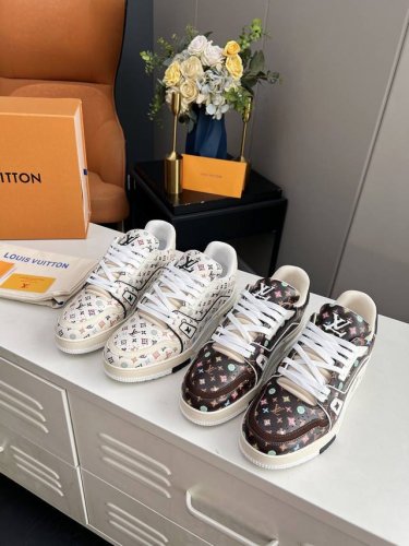 LV Trainer Tyler低帮板鞋是男女款牛油果色。 鞋身采用了老花LOGO和LV字母的设计， 展现出时尚大气的外观。 鞋底采用耐磨材质，确保舒适性和耐用