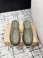Lemaire 25S 新款懒人穆勒鞋 Lemaire经典黑色穆勒鞋，简约轮廓自带高级感。光滑皮革材质，质感满分 一脚蹬设计，随性又自在。无需刻意搭配，就能轻松
