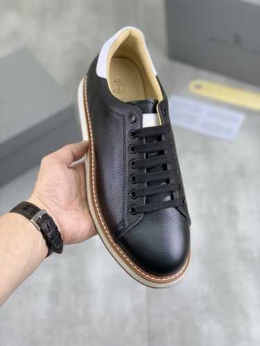 出厂价Pp 实价 Bc新品 Brunello Cucinell* 低帮运动鞋 经典纱线激发了这款运动鞋的精致与运动品味。原版牛皮鞋面极致轻盈且富有弹性，鞋子两侧