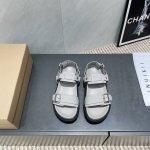 出厂: 独家顶级版本 Inuikii 小众潮牌 25Ss春夏新款 松糕厚底 拖鞋系列 皮带扣厚底凉鞋 这系列颜值简直逆天了！每一处细节都彰显着高级与时尚。 材质
