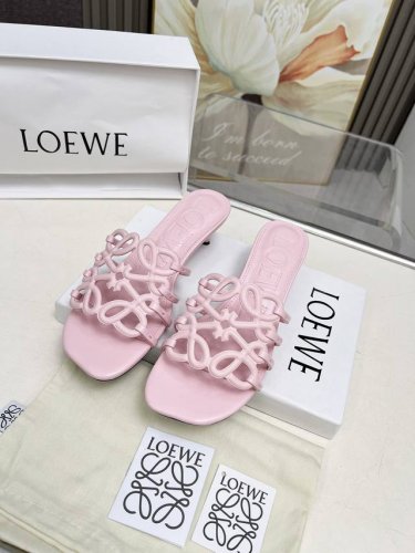 loewe 罗意威夏日度假系列持续预热中 特推出小猫跟 配上连衣裙去度假太仙了 牛皮面料 跟高4.5厘米 7色热卖中 35-43像胶底 皮底