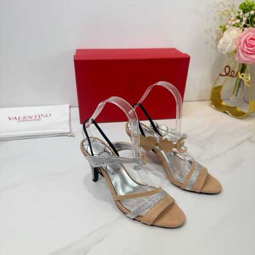 出厂 valentino 华伦天奴 2025Ss早春新品 valentino Garavani 的经典 Roman Stud 系列以全新的诠释方式首发 最新原版