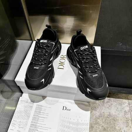 工厂价格 、Dior 系列新品这款 C ' Est Dior 运动鞋彰显醒目而时尚的风范。精心制作，鞋面侧边分别展示 C 和 D 字母尽显格调，细节也增添一丝优 - 点击图像关闭