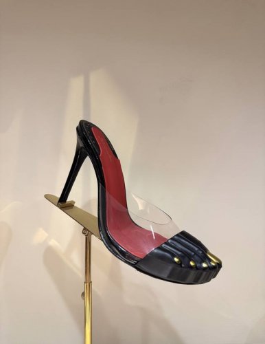 一种不属于这个世界的美 夏帕瑞丽金色精灵金色脚趾高跟鞋 Schiaparelli Fw24成衣秀场最出彩的一个Look 香奈儿差点“人都没了”！差点动摇时尚界的