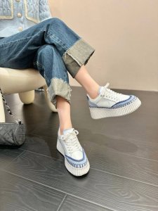 2025 ,蔻依Chloe专柜同步上市新款凉鞋 春夏款广升 风靡整个时尚圈以来 多色多款 这款面料使用进口牛皮 质地清爽透气不焖脚 时尚简约范儿 女神都爱 美翻