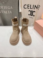 高版本出厂 MiuMiu 缪缪2024ss秋冬走秀款 羊毛小短靴雪地靴毛毛鞋 经常出现在各大时装杂志封面 各路明星、小红书博主都有钟爱，设计更显优雅，上脚尤为惊