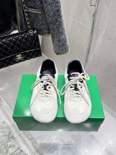 女款 男款 Bottega Veneta Bv葆蝶家 25Ss新款 情侣款复古阿甘鞋 德训鞋休闲运动鞋 Sneaker科技尼龙和绒面打造，灵感来自复古球鞋，全新