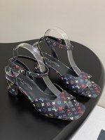 25Ss早春新款Louis Vuitton Lv Swing 高跟鞋最火最新金属跟玛丽珍后空粗跟凉鞋字母标高跟鱼嘴凉鞋 选用柔软 皮革塑造易于穿脱的设计，以利落