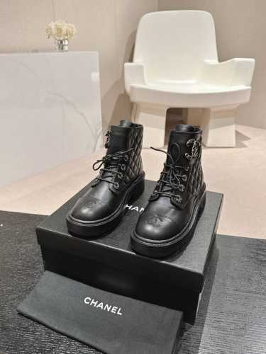 Chanel原版开发最高版本 2024香奈儿双c装饰短靴，本季秋冬季必备单品！！ 香奈儿秋冬重工爆款短靴 经典电绣菱格元素和链条元素交织，细节满满！ 小红书力推