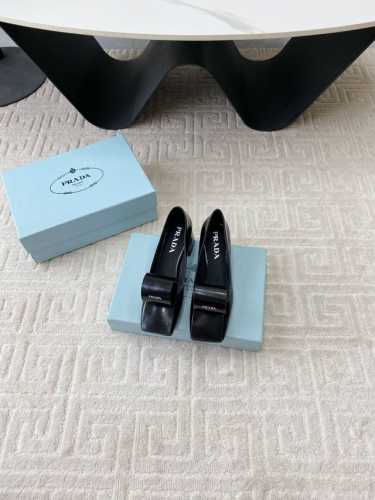 出厂价 Prada 普拉达2025春夏走秀款系列 专柜同步发售 经典小粗跟款式这几年非常火 面料采用特供进口开边珠牛皮，整双鞋就是非常显质感 内里垫脚羊皮进口真