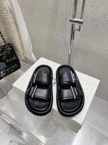 380 Alexander Mcqueen 麦昆 25Ss早春新款增高厚底拖鞋 搭配利落年轻的设计！舒适百搭的同时也具备出色的耐用性！ 融合了时尚与舒适的完美平