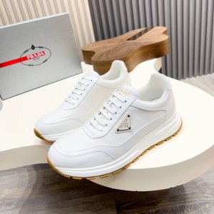 prada 普拉达 男士新款运动休闲鞋，这款运动鞋鞋面采用科技面料。外侧饰以P家经典金属三角珐琅徽标，真皮内里，垫脚牛皮，大底采用防滑运动专属带Logo橡胶大底