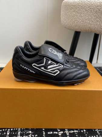 代购级 25ss 春夏季新款 情侣同款球鞋 穿上就是时髦精这款 Footprint Soccer 运动鞋于2025春夏系列时装展中亮相，是Pharrell Wi - 点击图像关闭