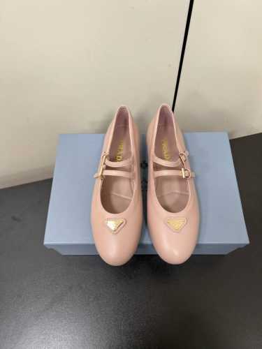 双带羊皮 PRADA 25ss 普拉达秋冬新品 实力来袭 玛丽珍单鞋 芭蕾舞鞋超级爆系列爆品，各大网红明星乔欣，程潇，同款圆头三角扣 玛丽珍单鞋 ！时髦百搭ni