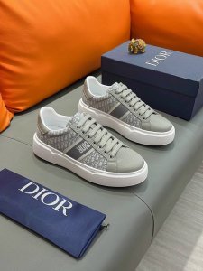 工厂价: 元 迪奥 Dior 新款休闲运动风男鞋，全新春夏季款设计，完美做工，系带款打造装柜品质，鞋面：进口头层牛皮，羊皮内里柔软舒适，超轻TPU耐磨大底、简约