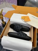 实价： Lv拖鞋系列 顶级代购 Lv男士春夏拖鞋专柜同步 鞋面意大利进口牛仔料 标志图形高品质工艺 鞋底：原厂特供原版底，独家活动成型底超级舒适，原厂跟单货，高