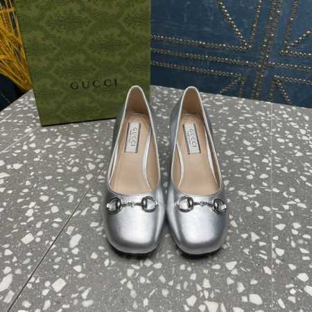 Gucci 系列推出此系列属经典款，永远是时尚前沿 面料：牛皮+金属牛皮 内里 垫脚：羊皮 跟高：5.5Cm 大底：真皮大底 码数：35-42 40.41.42 - 点击图像关闭